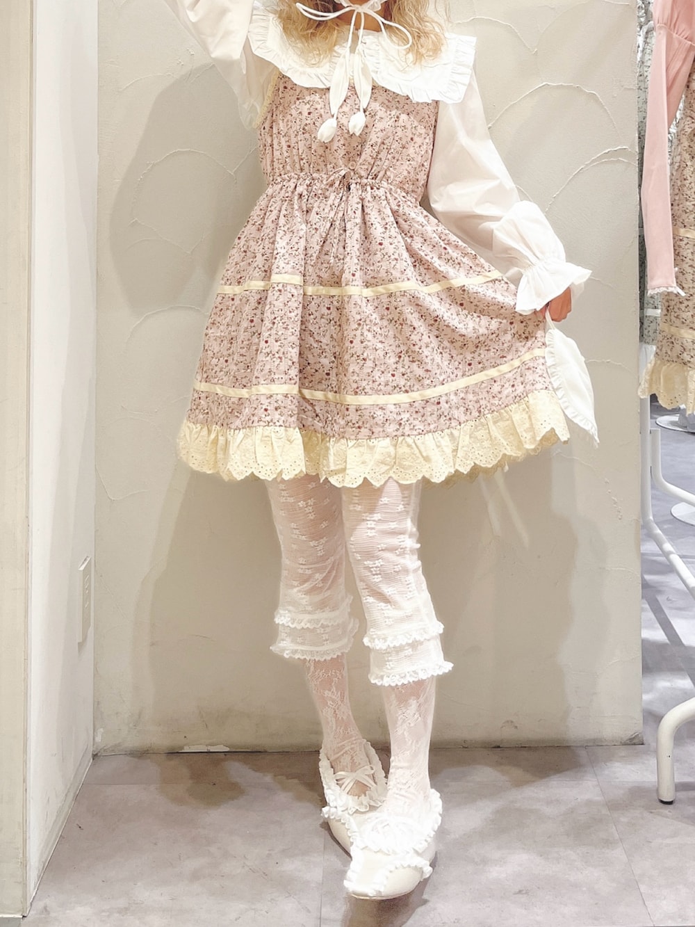 ホワイト系のシャツ/ブラウス、ピンク系のワンピース、ホワイト系のその他パンツを着用したレディースの冬コーディネートの6枚目の写真