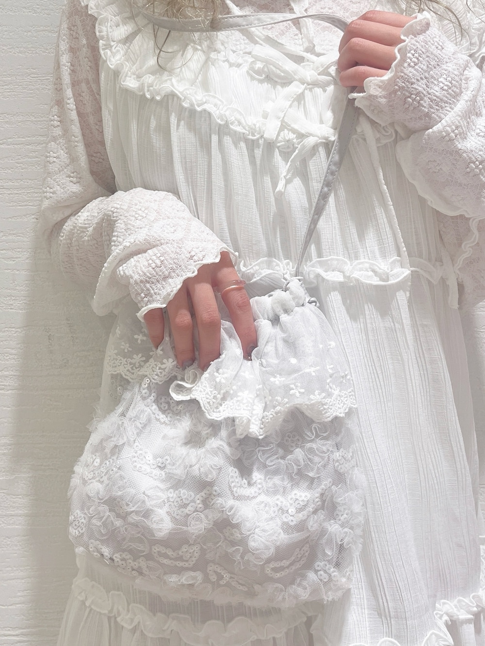 ホワイト系のTシャツ/カットソー、ホワイト系のシャツ/ブラウス、ピンク系のカーゴパンツを着用したレディースの夏コーディネートの9枚目の写真