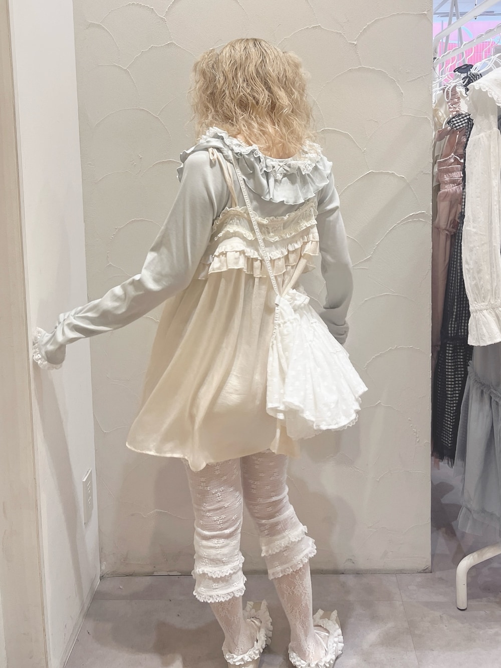 グリーン系のTシャツ/カットソー、ホワイト系のその他パンツ、ホワイト系のその他トップスを着用したレディースの春コーディネートの3枚目の写真