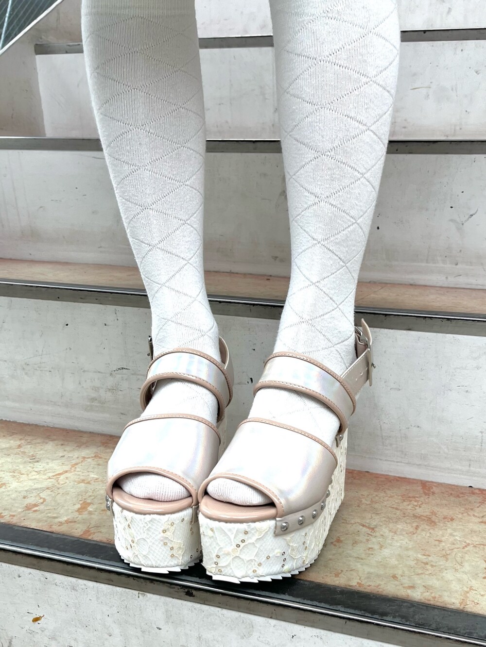 ホワイト系のワンピース、ブルー系のハンドバッグ、ピンク系のサンダルを着用したレディースの夏コーディネートの6枚目の写真