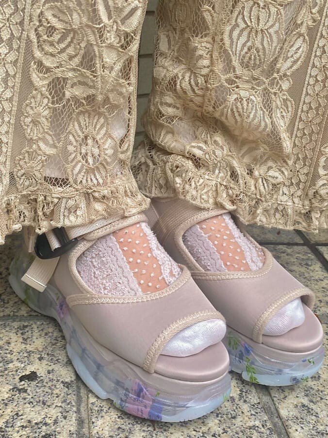 ホワイト系のその他パンツ、ホワイト系のサンダル、ホワイト系のTシャツ/カットソーを着用したレディースの夏コーディネートの8枚目の写真