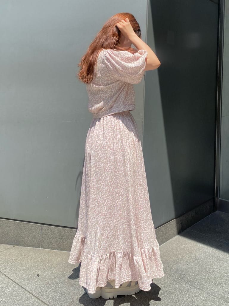 ピンク系のシャツ/ブラウス、ピンク系のスカート、ホワイト系のサンダルを着用したレディースの春コーディネートの5枚目の写真