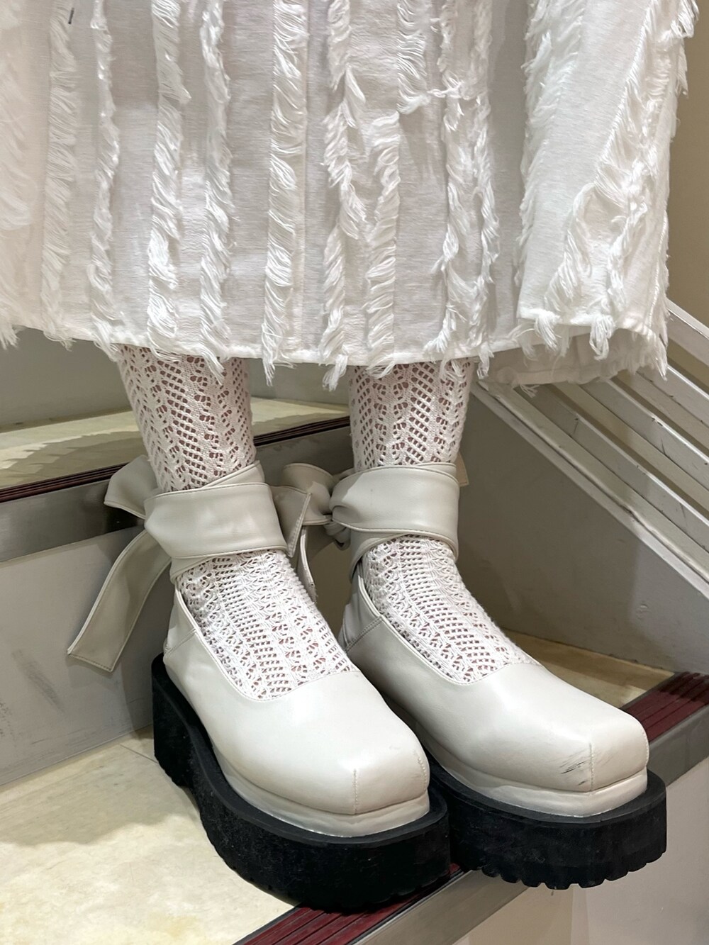 ブルー系のシャツ/ブラウス、ホワイト系のパンプス、ホワイト系のワンピースを着用したレディースの春コーディネートの5枚目の写真