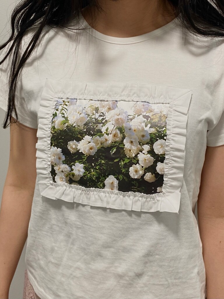 パープル系のその他パンツ、ホワイト系のパンプスを着用したレディースの春コーディネートの4枚目の写真