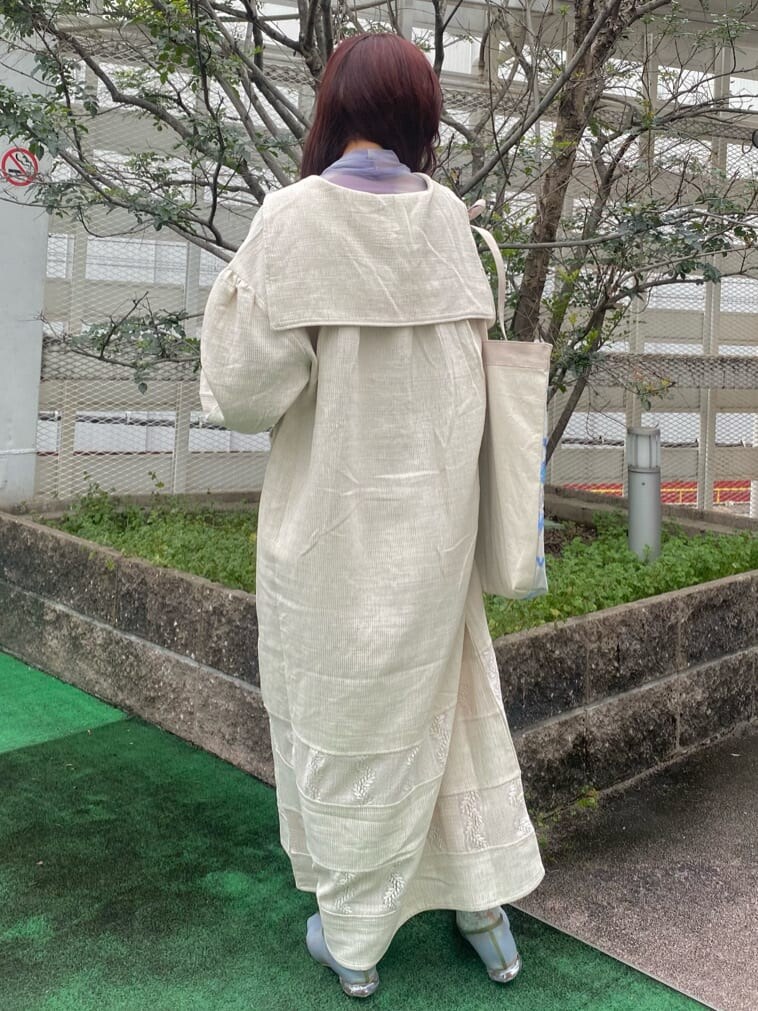 ホワイト系のワンピース、ブルー系のパンプス、ブルー系のトートバッグを着用したレディースの春コーディネートの4枚目の写真