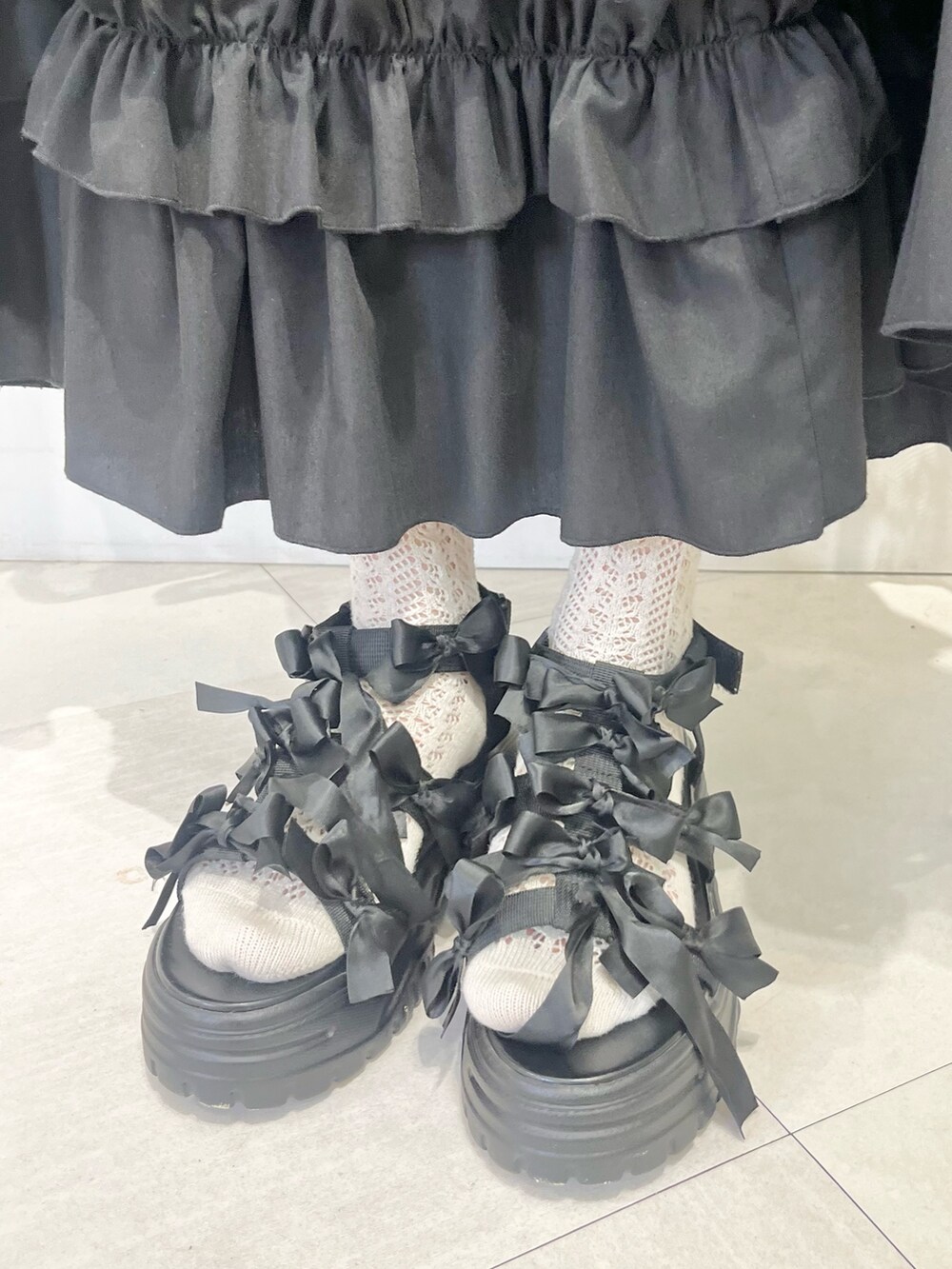 ブラック系のワンピース、ブラック系のサンダル、ブラック系のその他ヘアアクセサリーを着用したレディースの夏コーディネートの6枚目の写真