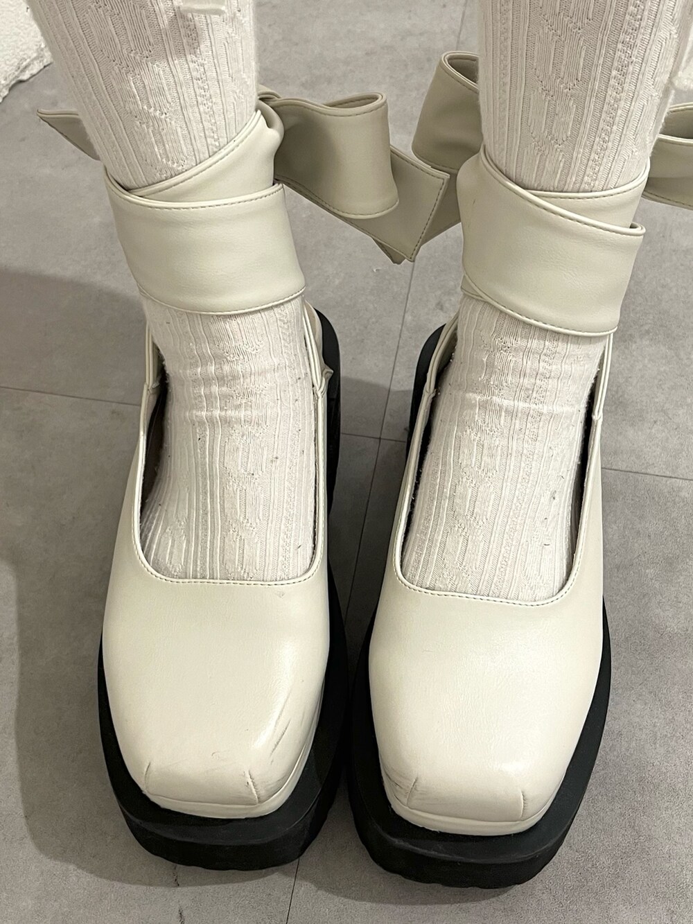 ホワイト系のマウンテンパーカー、ブルー系のワンピース、ホワイト系のシャツ/ブラウスを着用したレディースの春コーディネートの4枚目の写真