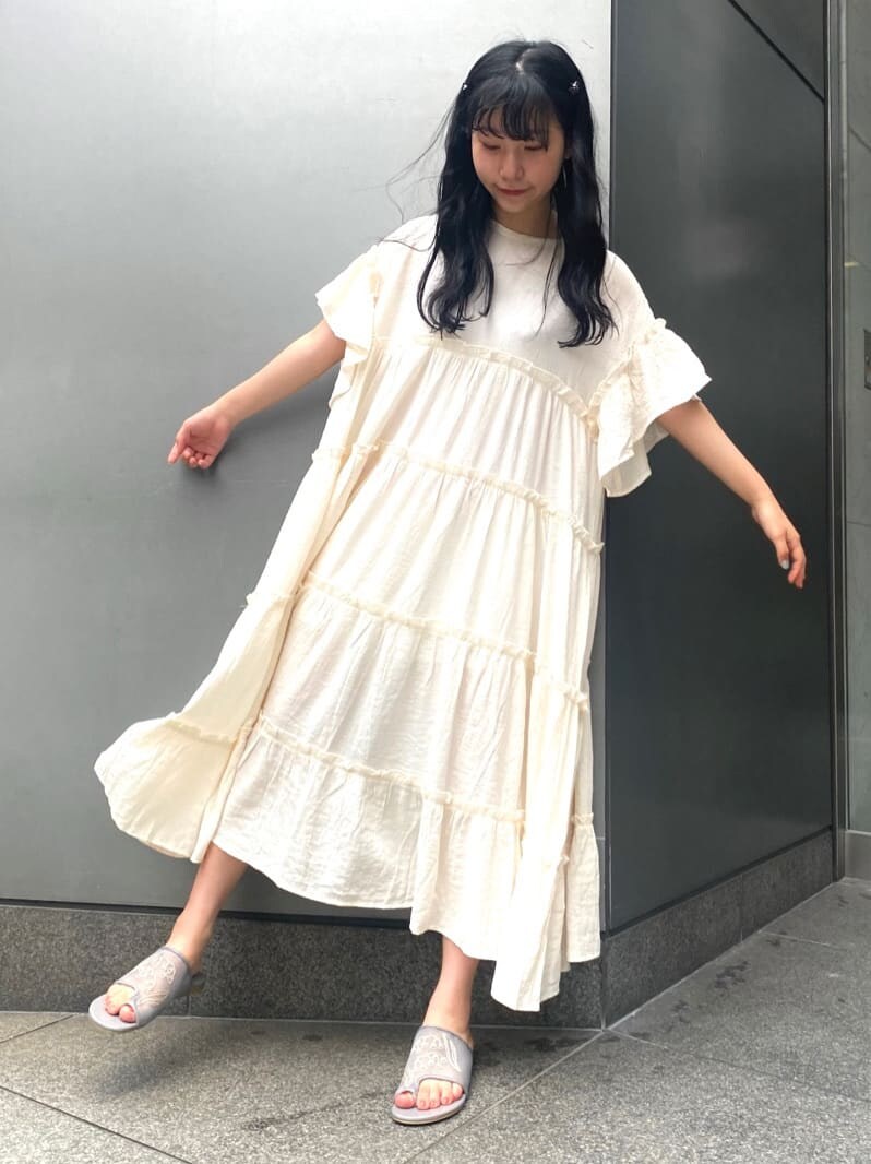 ホワイト系のワンピースを着用したレディースの夏コーディネートの2枚目の写真