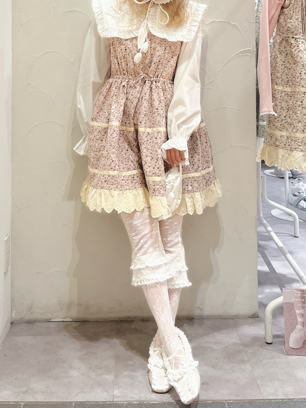 ホワイト系のシャツ/ブラウス、ピンク系のワンピース、ホワイト系のその他パンツを着用したレディースの冬コーディネートの5枚目の写真