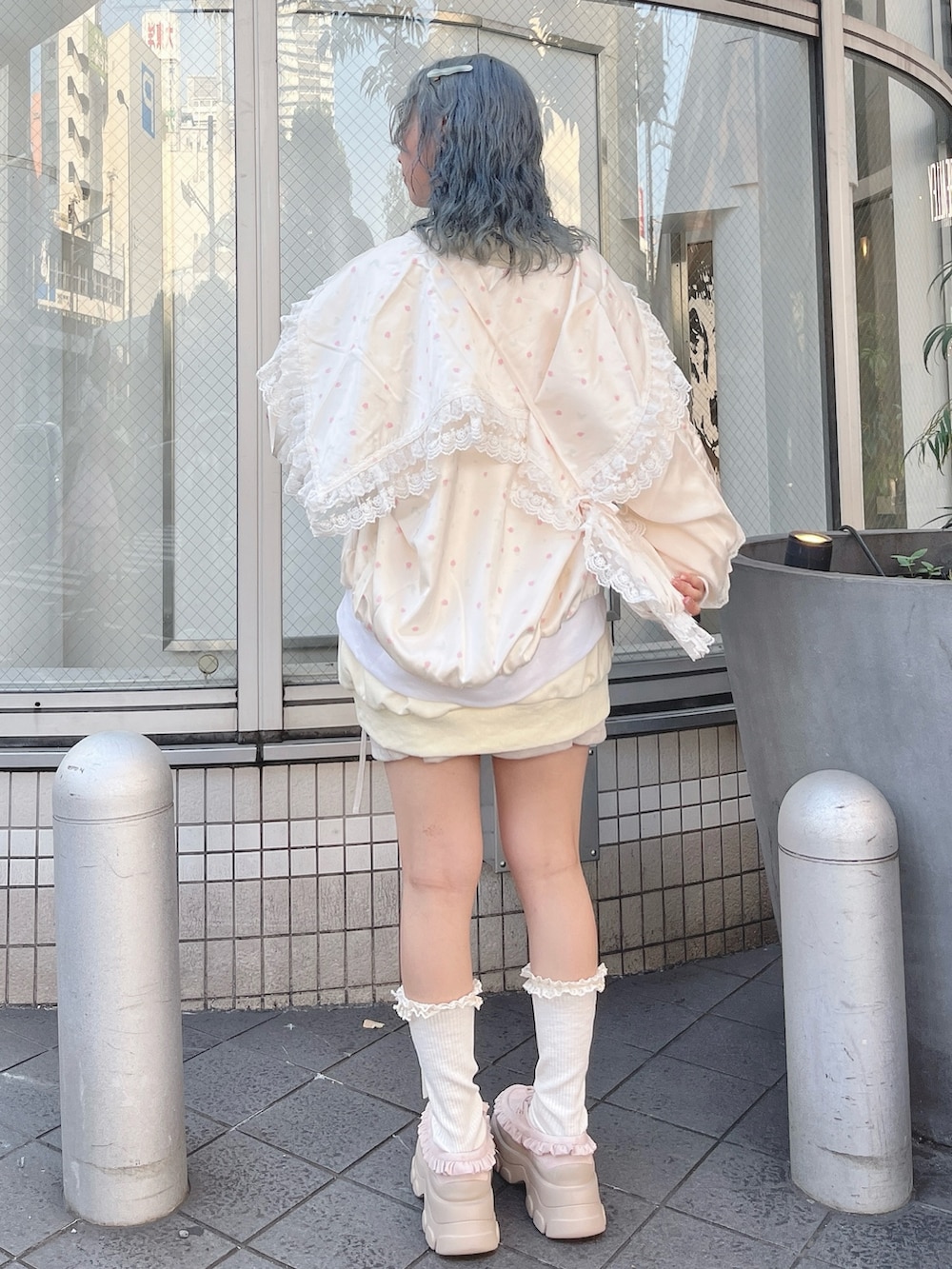 ピンク系のブルゾン、ベージュ系のスウェット、ホワイト系のスカートを着用したレディースの秋コーディネートの3枚目の写真