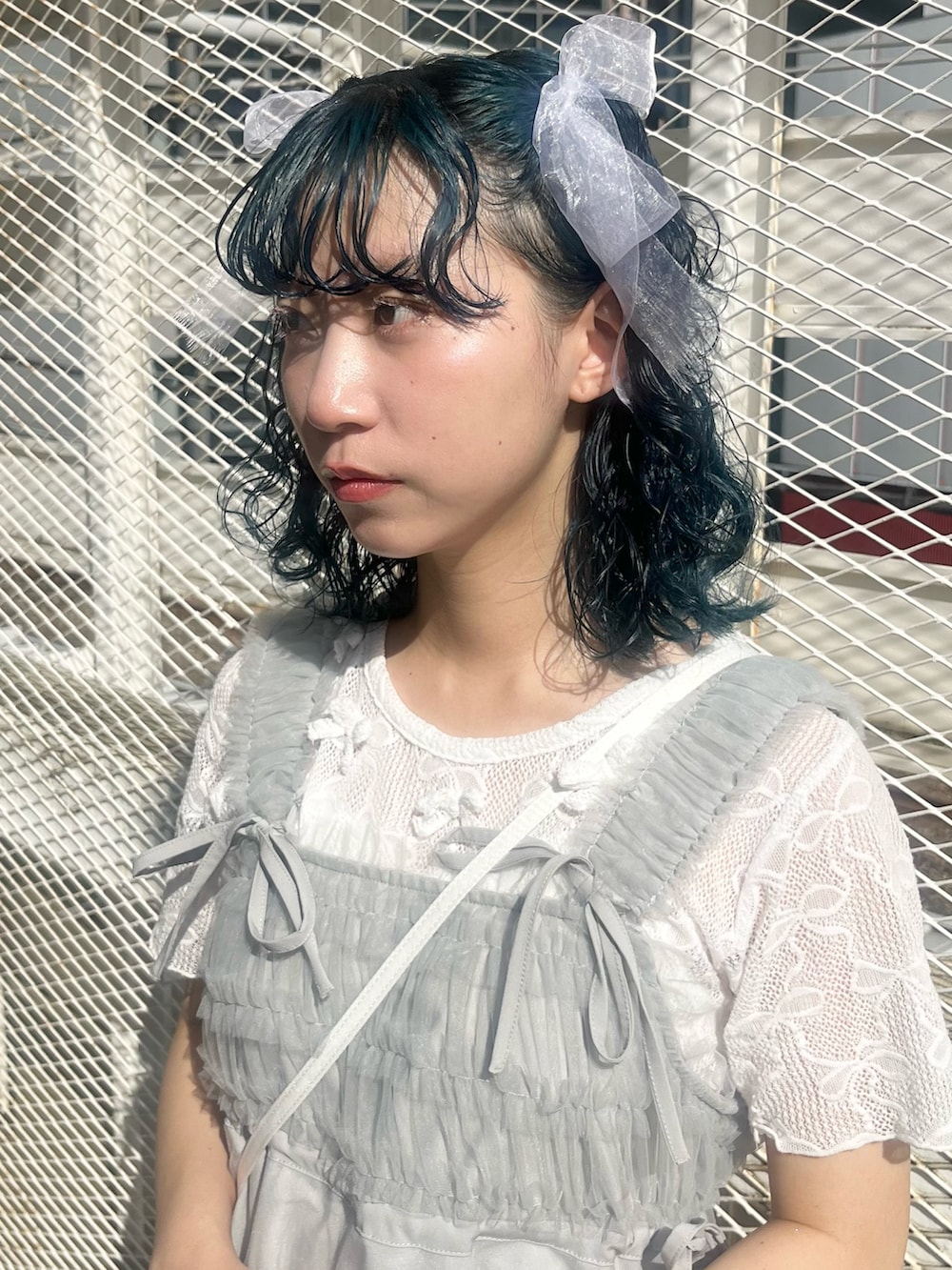 ホワイト系のTシャツ/カットソー、グレー系のワンピース、ホワイト系のショルダーバッグを着用したレディースの夏コーディネートの5枚目の写真