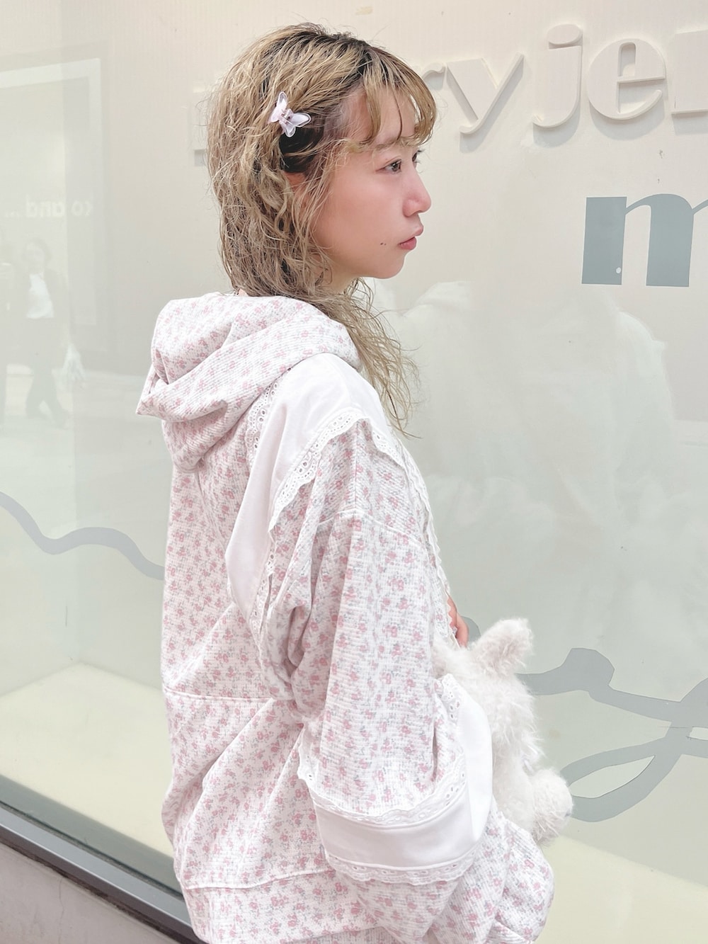 ピンク系のパーカー、ピンク系のカーゴパンツ、ホワイト系のショルダーバッグを着用したレディースの秋コーディネートの6枚目の写真