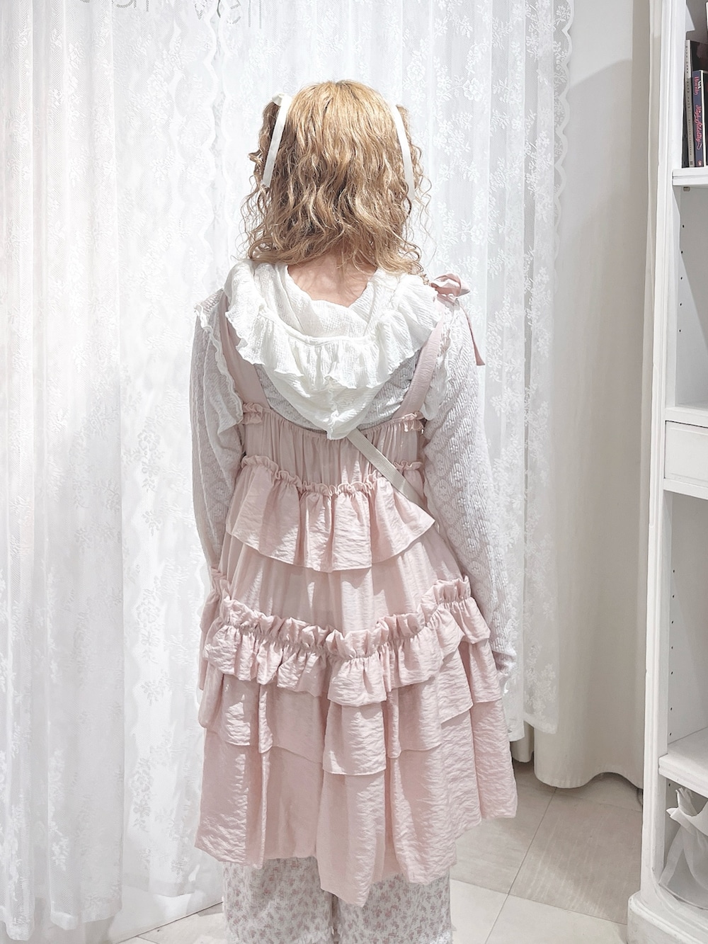 ピンク系のワンピース、ホワイト系のTシャツ/カットソー、ホワイト系のショルダーバッグを着用したレディースの夏コーディネートの6枚目の写真