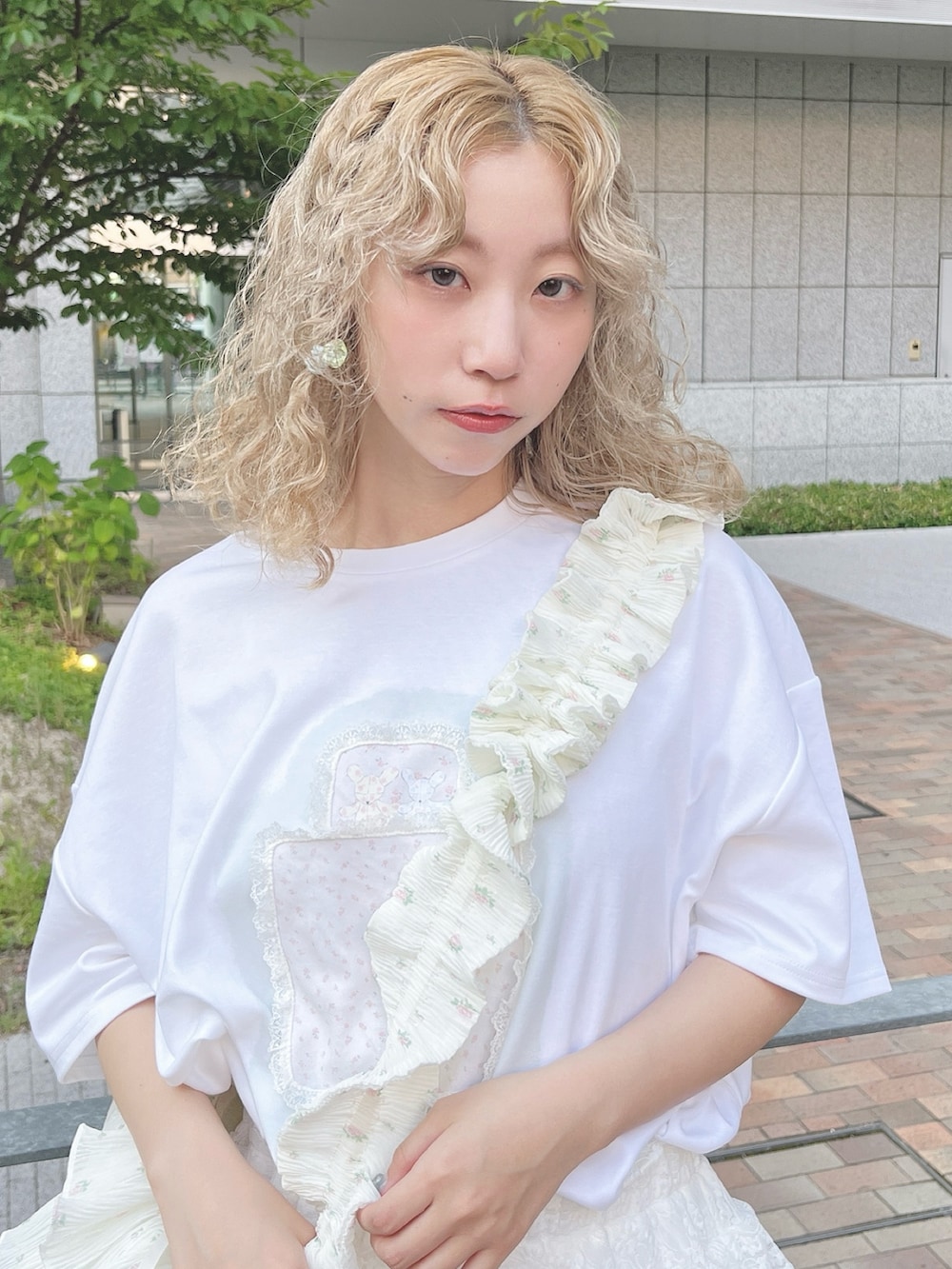 ホワイト系のショルダーバッグ、ホワイト系のTシャツ/カットソー、ホワイト系のスカートを着用したレディースの夏コーディネートの4枚目の写真