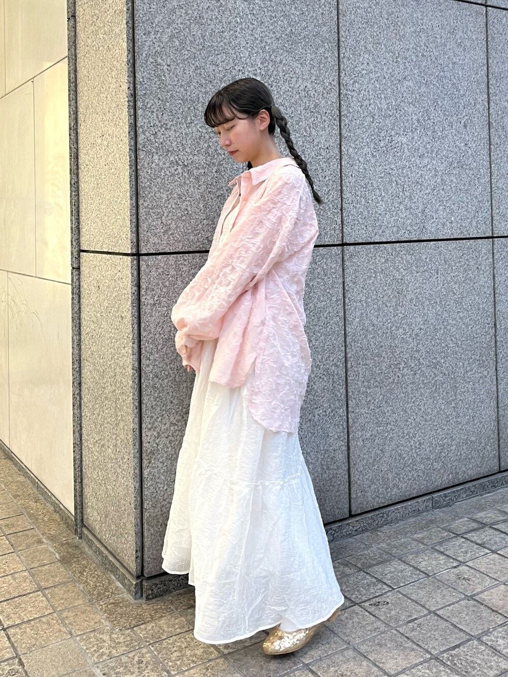 ピンク系のシャツ/ブラウス、ホワイト系のワンピース、ゴールド系のパンプスを着用したレディースの春コーディネートの3枚目の写真