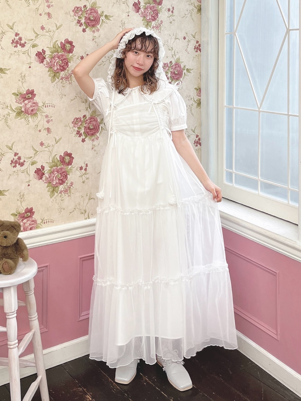 ホワイト系のシャツ/ブラウス、ホワイト系のワンピース、ブルー系のローファーを着用したレディースの夏コーディネートの2枚目の写真