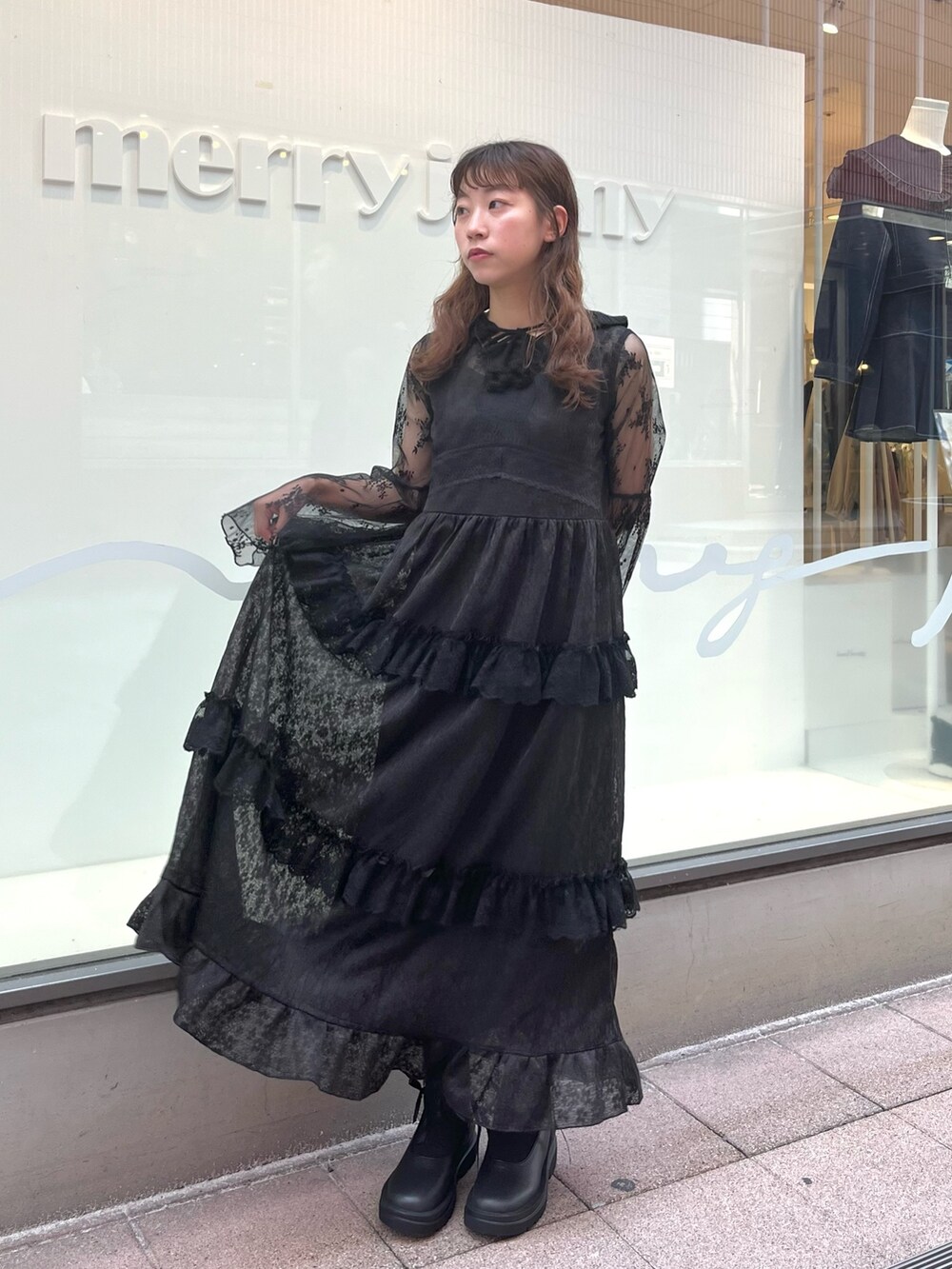 ブラック系のワンピース、ブラック系のブーツ、ブラック系のニットキャップ/ビーニーを着用したレディースの秋コーディネートの2枚目の写真