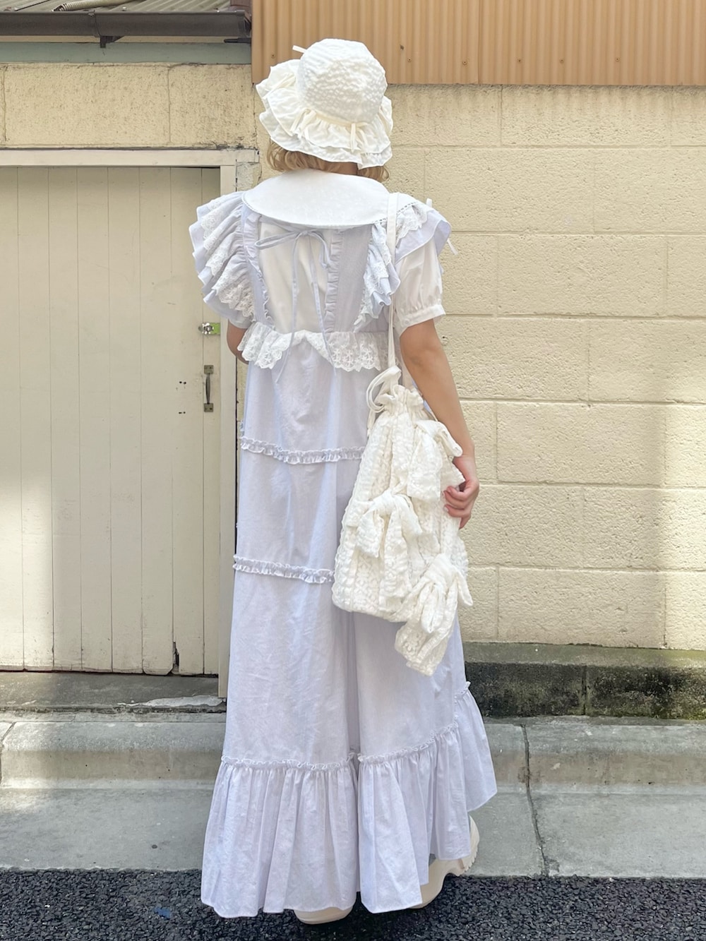 ホワイト系のシャツ/ブラウス、ブルー系のワンピース、ホワイト系のトートバッグを着用したレディースの春コーディネートの3枚目の写真