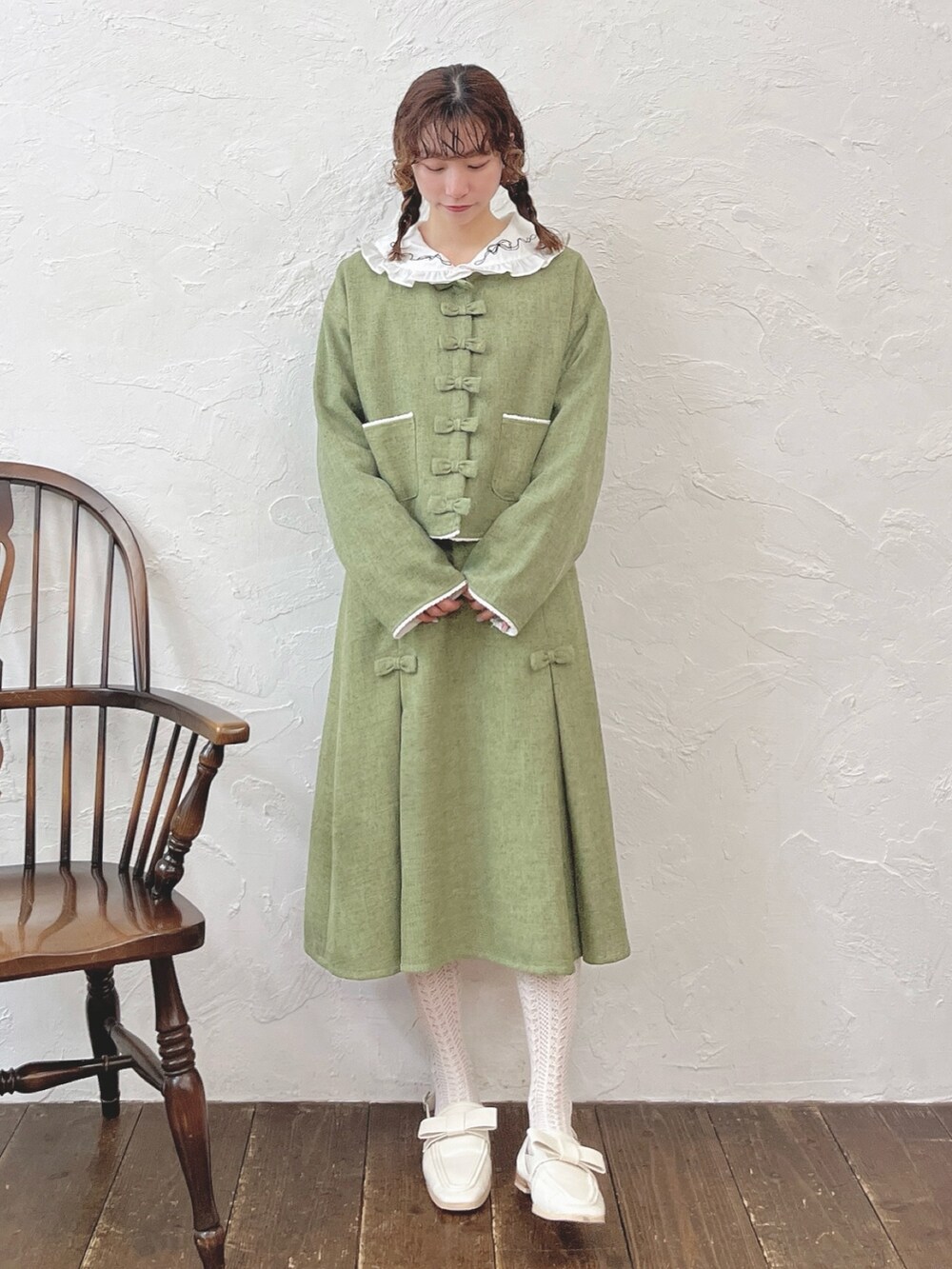 ホワイト系のシャツ/ブラウス、グリーン系のノーカラージャケット、グリーン系のスカートを着用したレディースの夏コーディネートの2枚目の写真