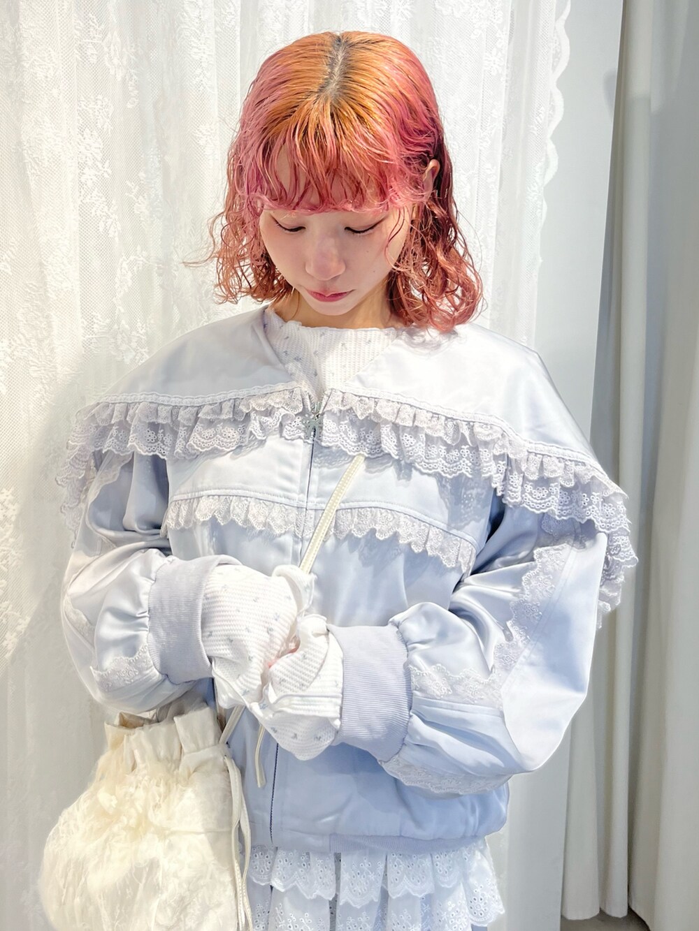 ブルー系のその他パンツ、グレー系のブルゾン、ホワイト系のショルダーバッグを着用したレディースの春コーディネートの8枚目の写真