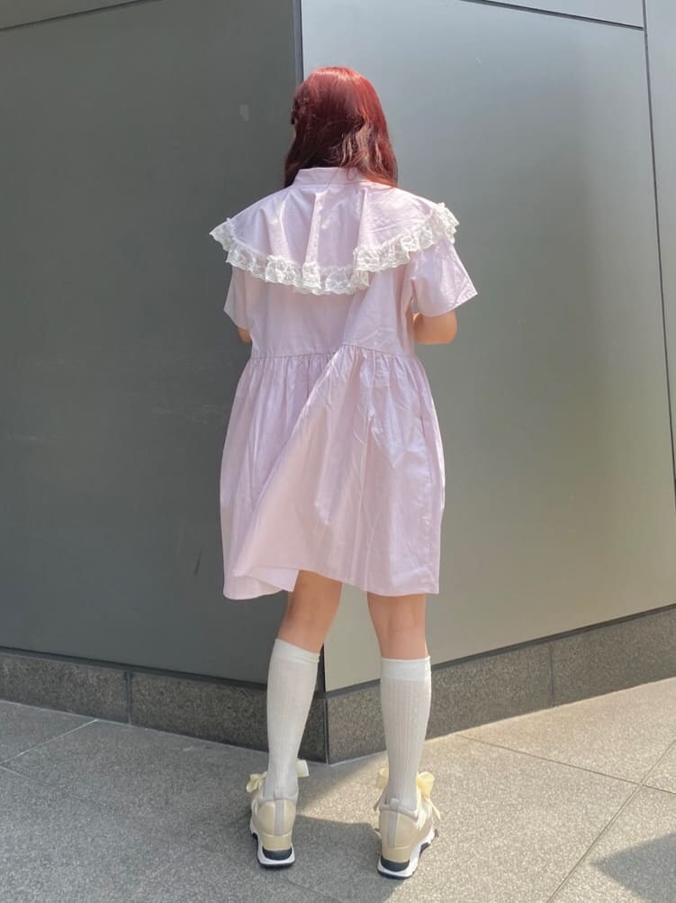 ホワイト系のスニーカー、ホワイト系のショルダーバッグ、ピンク系のワンピースを着用したレディースの夏コーディネートの4枚目の写真