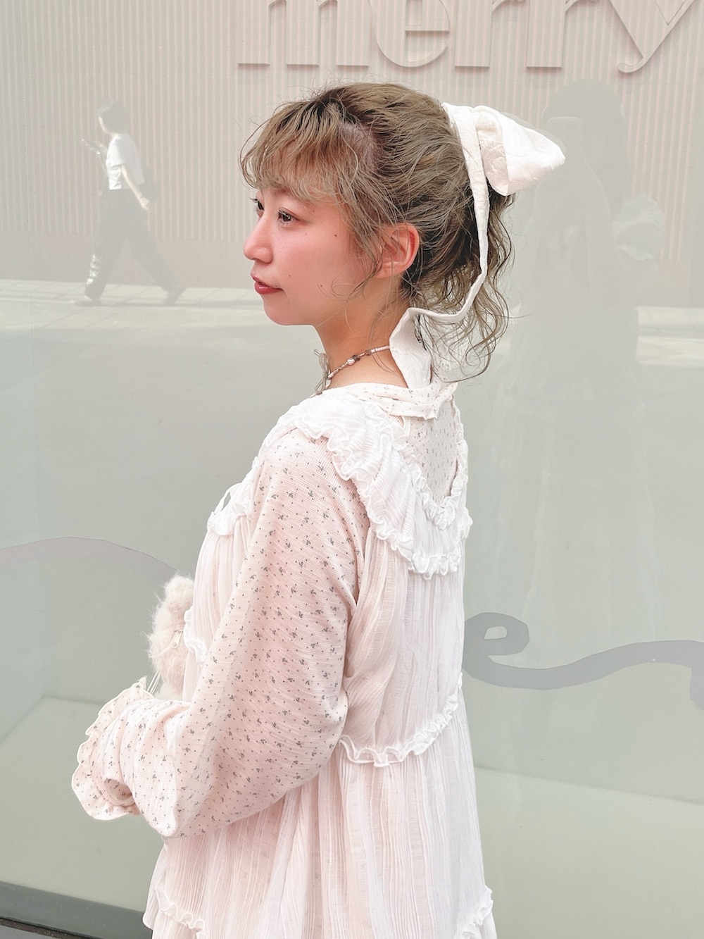 ピンク系のワンピース、ホワイト系のシャツ/ブラウス、ホワイト系のショルダーバッグを着用したレディースの夏コーディネートの6枚目の写真