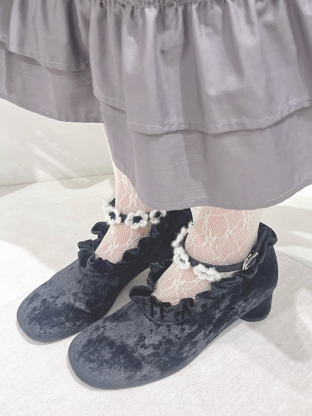 グレー系のシャツ/ブラウス、グレー系のスカート、レッド系のハンドバッグを着用したレディースの夏コーディネートの10枚目の写真