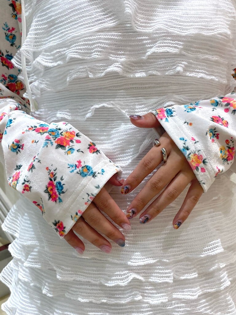 ホワイト系のパンプス、ホワイト系のパンプス、ホワイト系のTシャツ/カットソーを着用したレディースの秋コーディネートの5枚目の写真