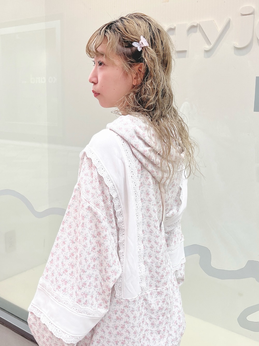 ピンク系のパーカー、ピンク系のカーゴパンツ、ホワイト系のショルダーバッグを着用したレディースの秋コーディネートの7枚目の写真