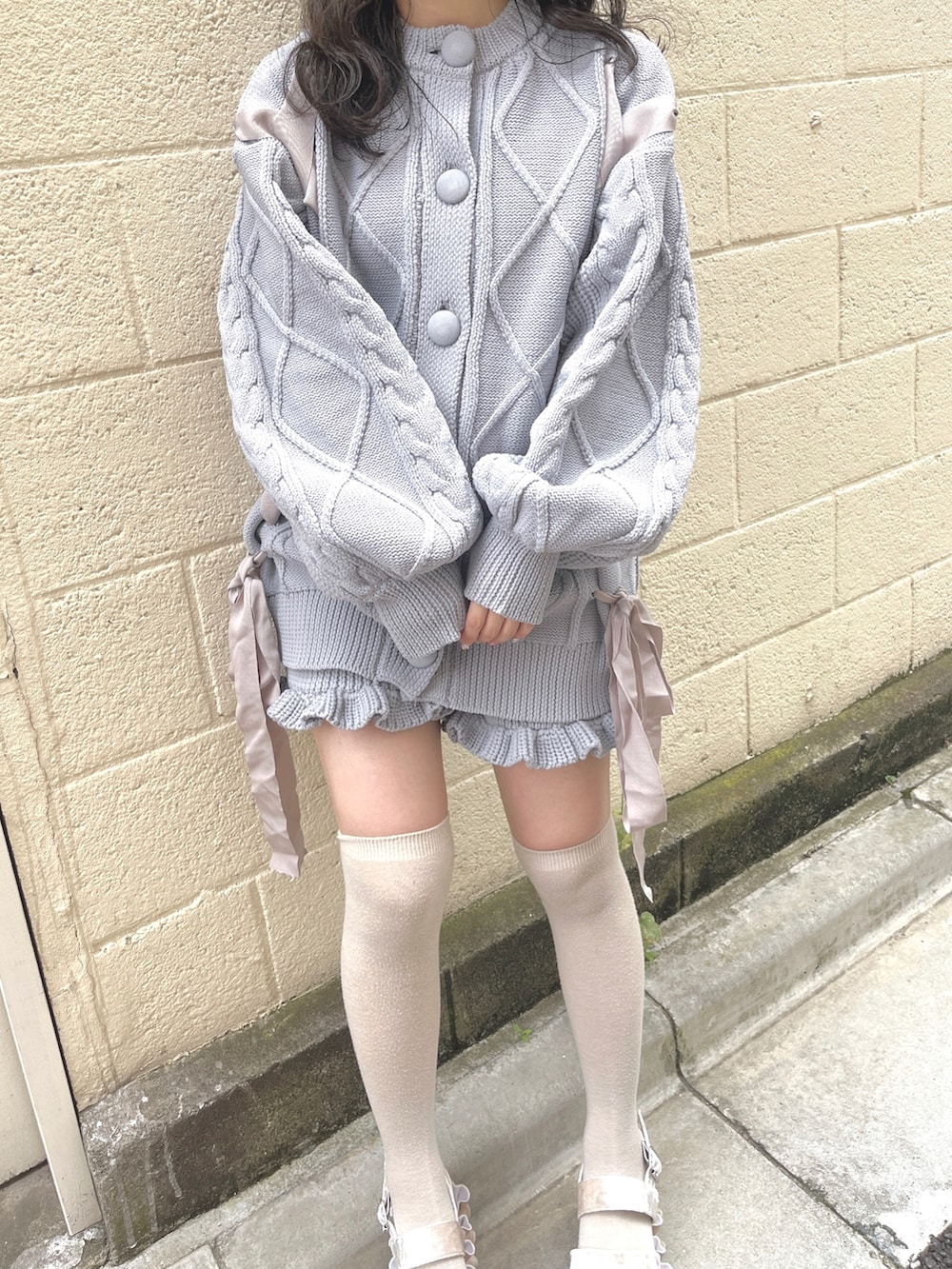 ホワイト系のサンダル、ブルー系のスウェットパンツ、ブルー系のニット/セーターを着用したレディースの夏コーディネートの5枚目の写真