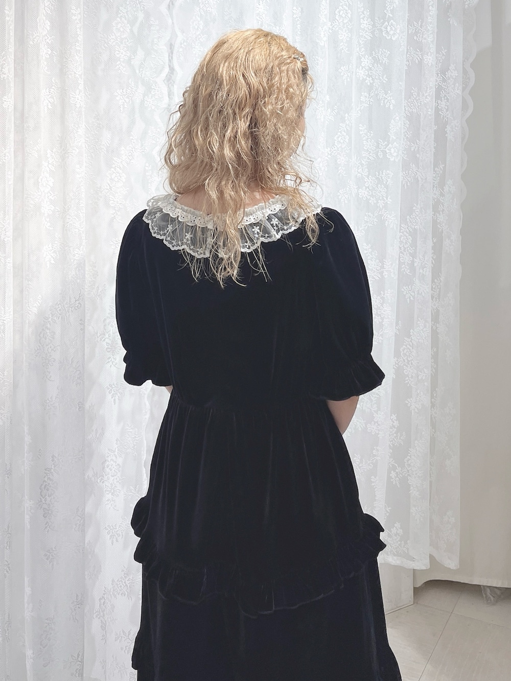 ブラック系のワンピース、レッド系のハンドバッグ、ブラック系のパンプスを着用したレディースの夏コーディネートの6枚目の写真