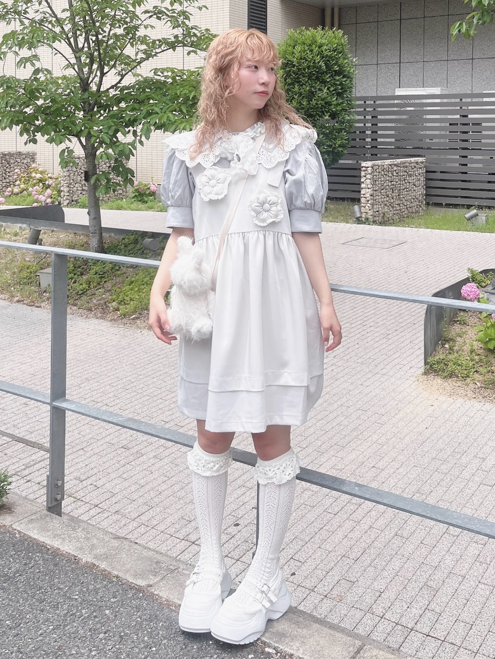 ブルー系のシャツ/ブラウス、ホワイト系のショルダーバッグ、ホワイト系のワンピースを着用したレディースの夏コーディネートの3枚目の写真