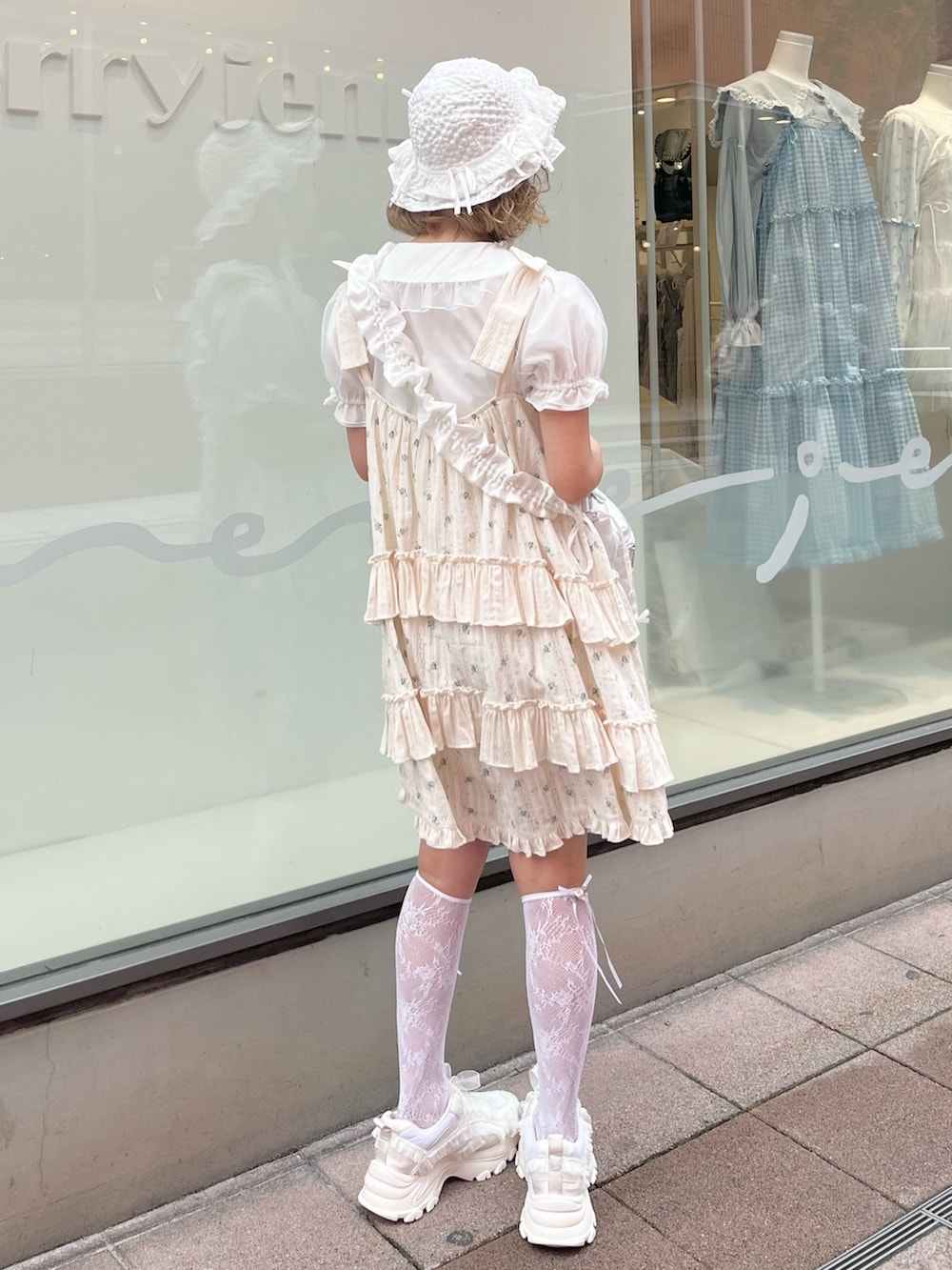 ホワイト系のシャツ/ブラウス、ブルー系のワンピース、ホワイト系のショルダーバッグを着用したレディースの春コーディネートの5枚目の写真