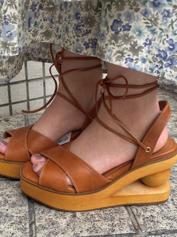 ホワイト系のTシャツ/カットソー、ブラウン系のサンダル、ブルー系のワンピースを着用したレディースの春コーディネートの6枚目の写真