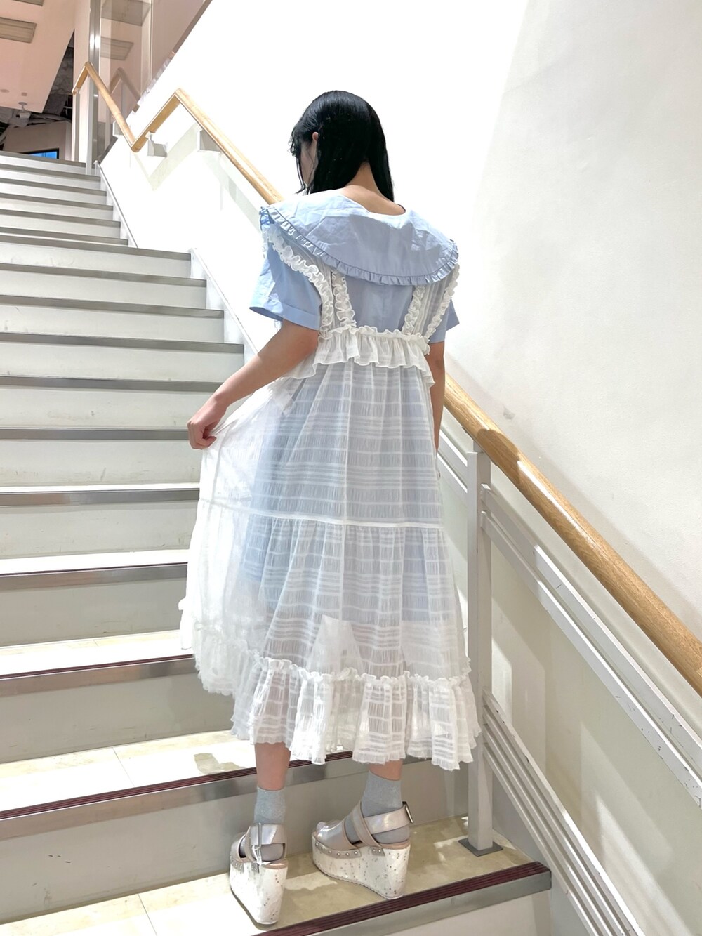 ブルー系のワンピース、ホワイト系のワンピース、ピンク系のサンダルを着用したレディースの夏コーディネートの2枚目の写真