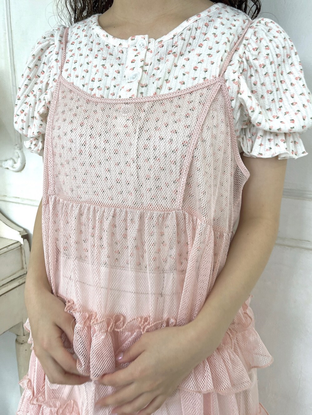 ピンク系のサンダル、ピンク系のTシャツ/カットソー、ホワイト系のスカートを着用したレディースの春コーディネートの6枚目の写真