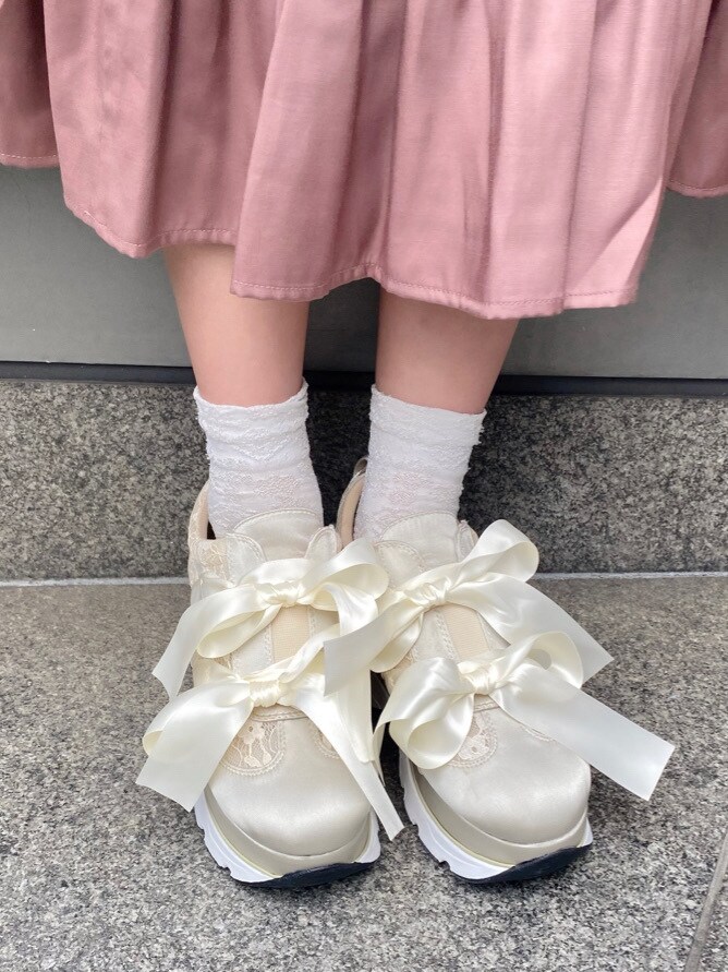 ピンク系のワンピースを着用したレディースの春コーディネートの6枚目の写真