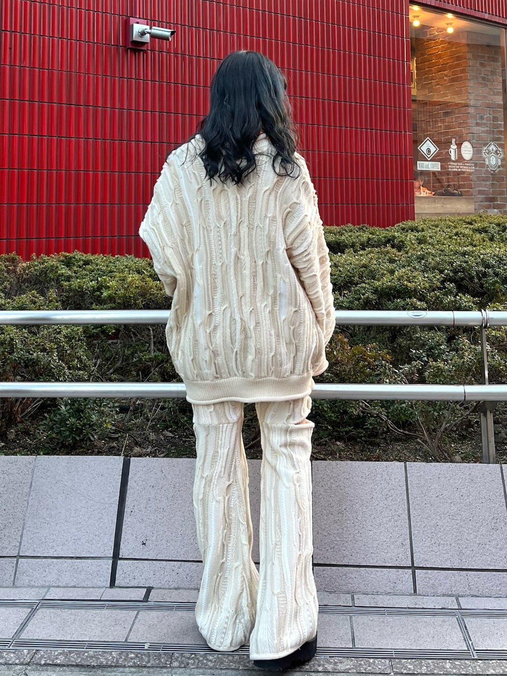 ホワイト系のパンプス、ホワイト系のカーディガン/ボレロ、ホワイト系のその他パンツを着用したレディースの冬コーディネートの4枚目の写真