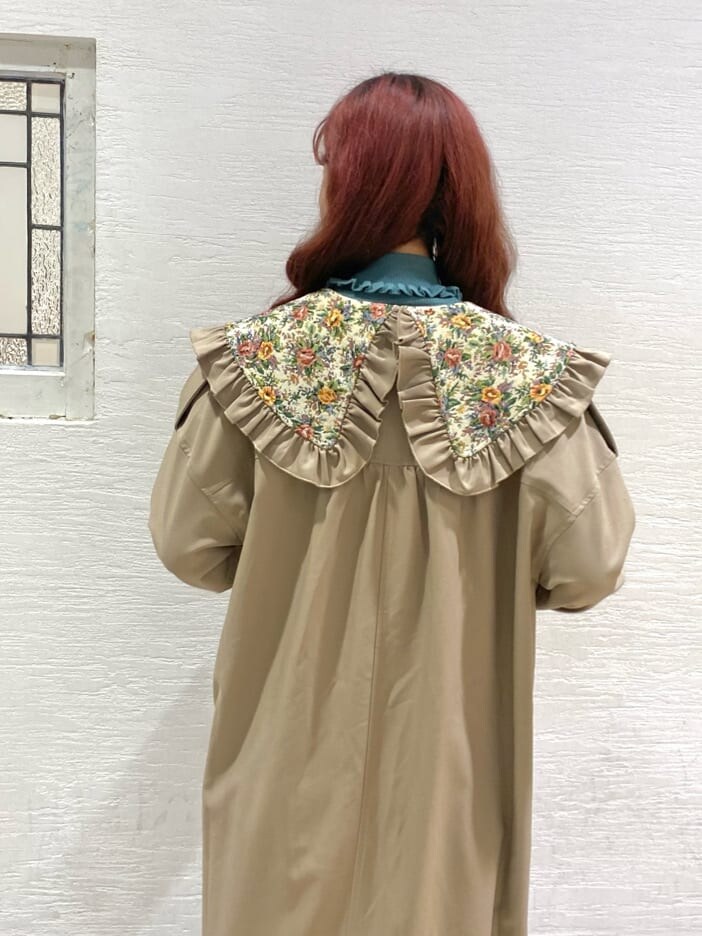 ブラウン系のスカート、ベージュ系のトレンチコート、ブラウン系のブーツを着用したレディースの秋コーディネートの5枚目の写真