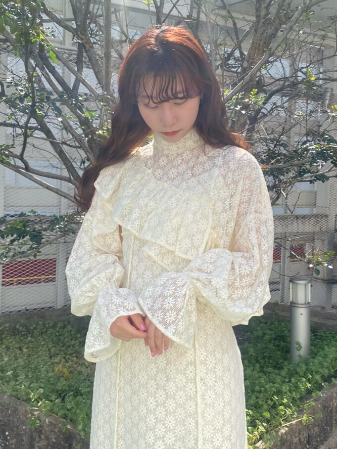 ホワイト系のワンピース、ホワイト系のキャミソール、ホワイト系のその他トップスを着用したレディースの春コーディネートの3枚目の写真