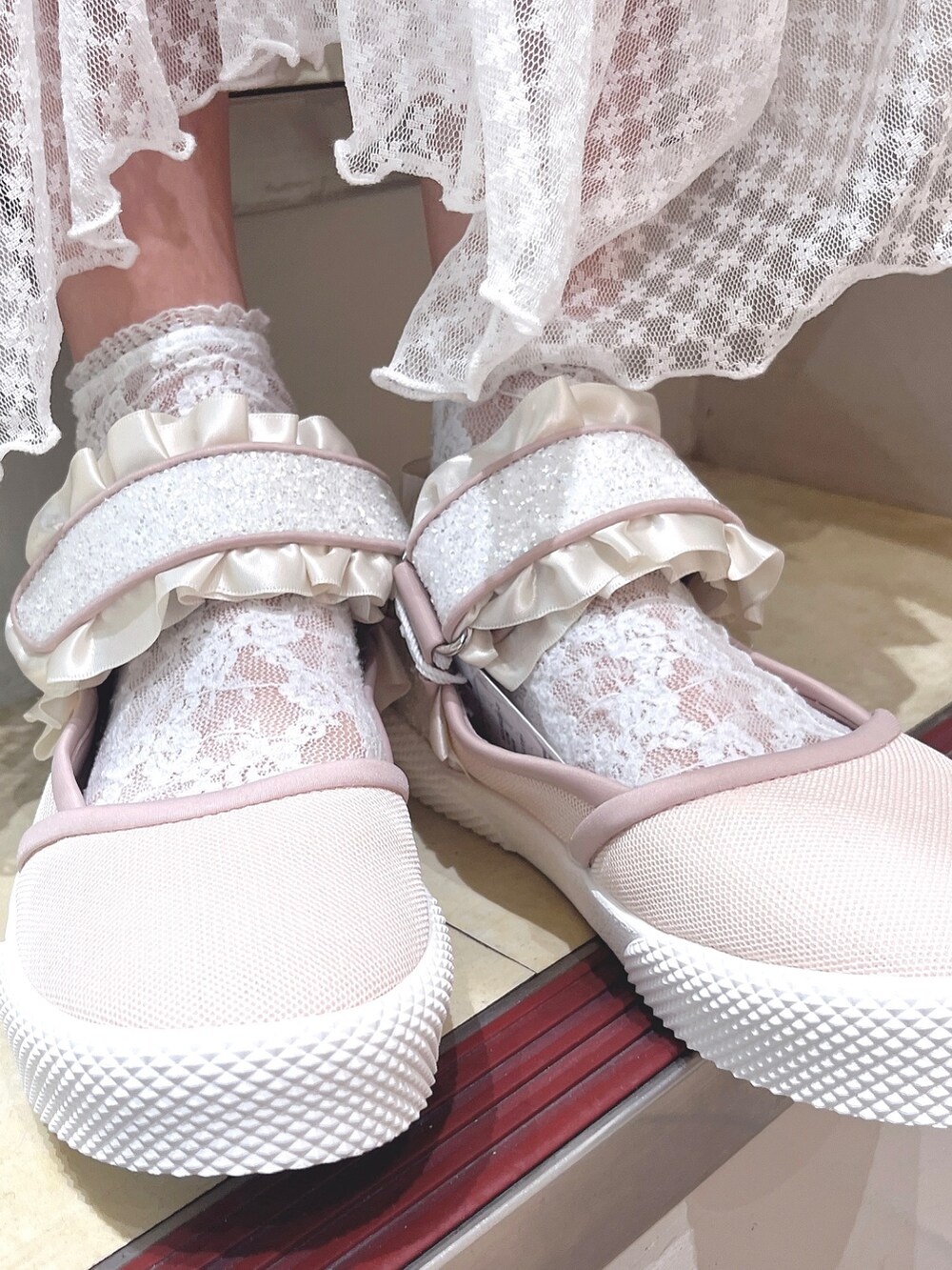 ピンク系のカーディガン/ボレロ、ホワイト系のシャツ/ブラウス、ホワイト系のワンピースを着用したレディースの秋コーディネートの6枚目の写真