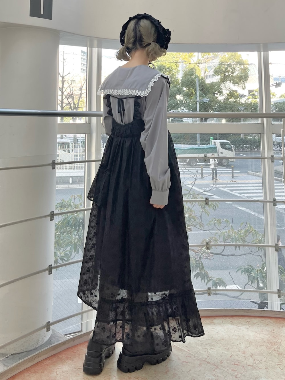 グレー系のワンピース、ブラック系のワンピース、ブラック系のローファーを着用したレディースの冬コーディネートの3枚目の写真