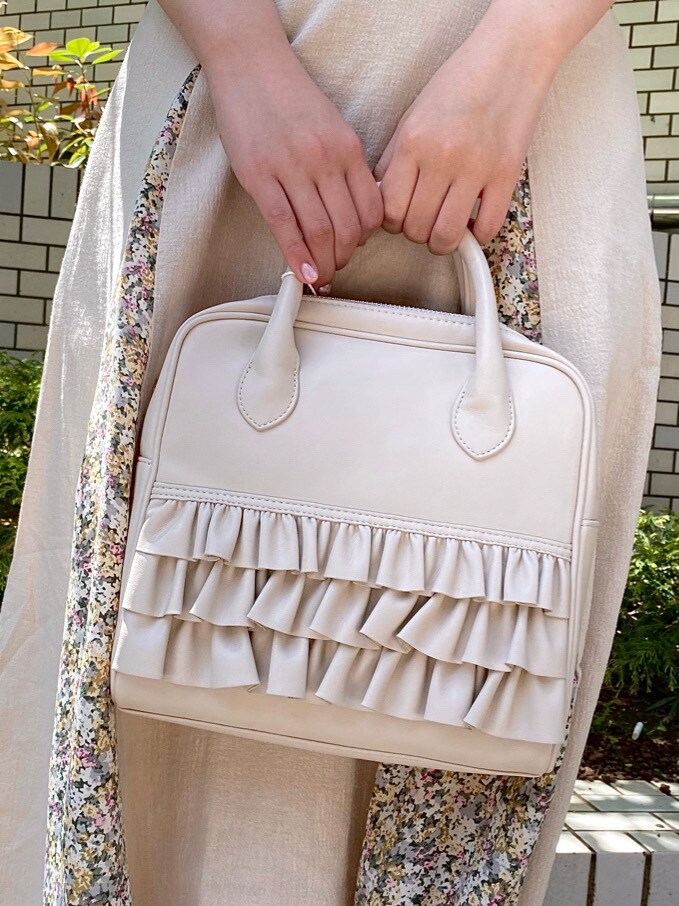 ブルー系のシャツ/ブラウス、ベージュ系のスカート、ホワイト系のサンダルを着用したレディースの春コーディネートの6枚目の写真