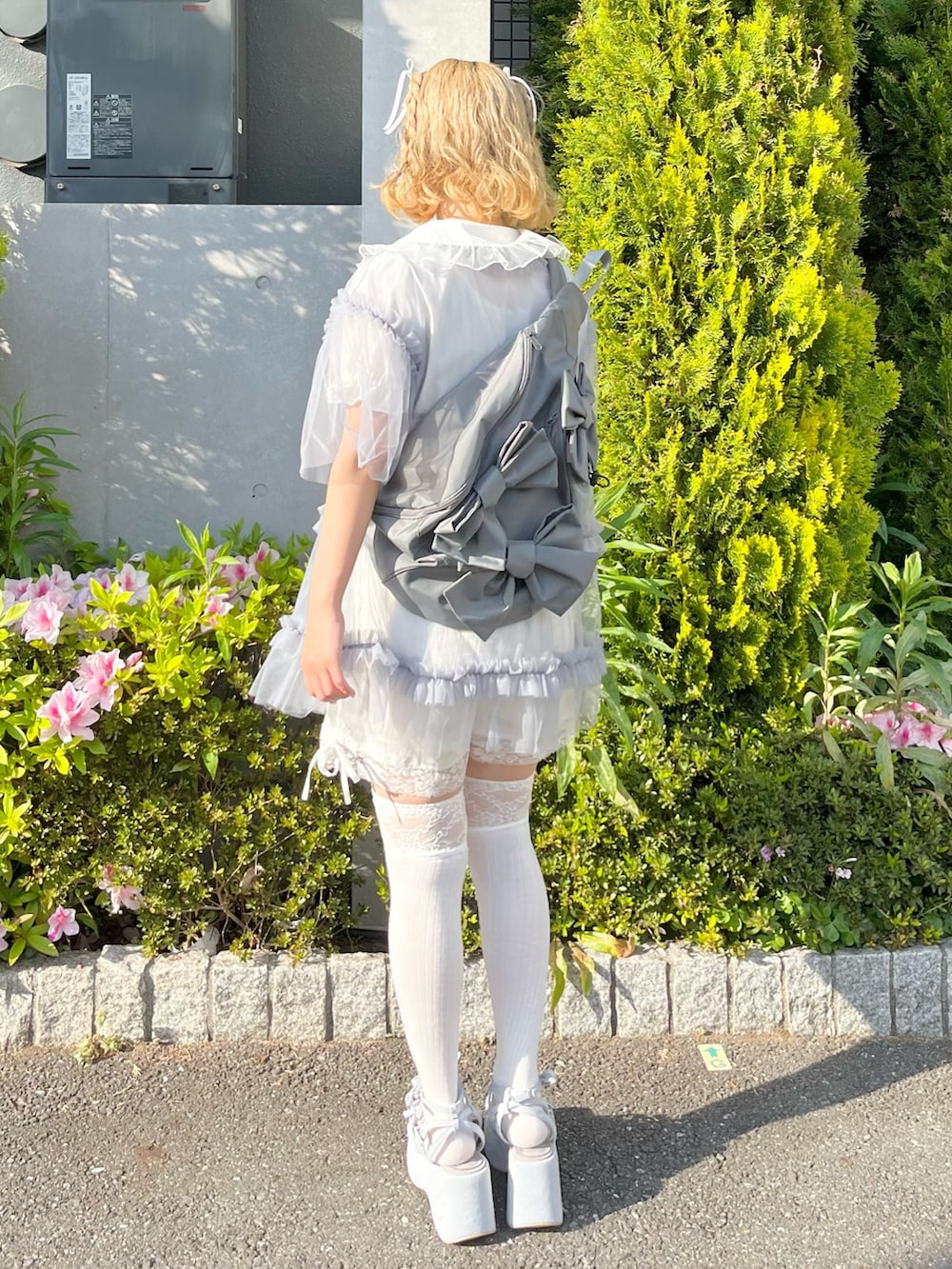ブルー系のシャツ/ブラウス、ホワイト系のシャツ/ブラウス、ホワイト系のその他パンツを着用したレディースの春コーディネートの4枚目の写真
