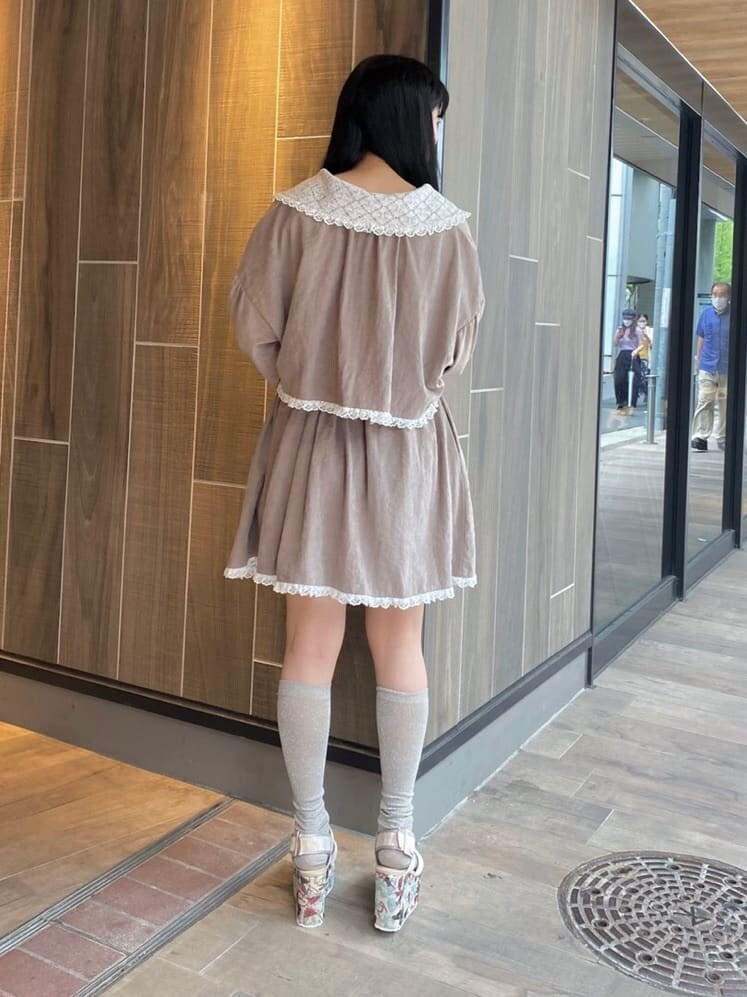 ベージュ系のワンピース、ベージュ系のサンダルを着用したレディースの夏コーディネートの4枚目の写真