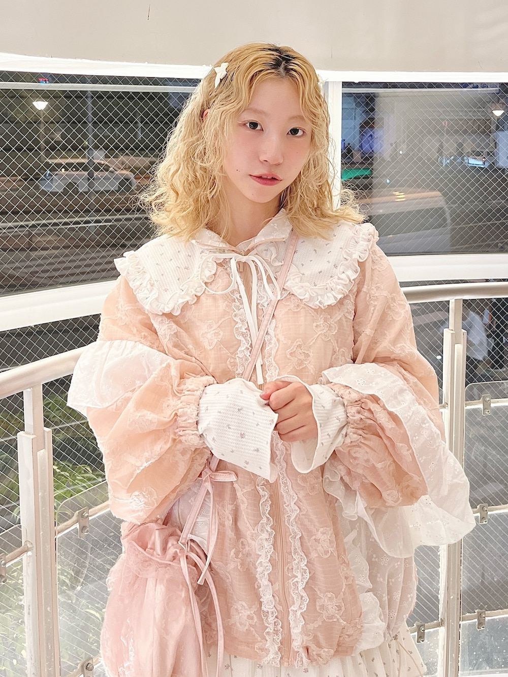 ピンク系のTシャツ/カットソー、ピンク系のワンピース、ピンク系のブルゾンを着用したレディースの夏コーディネートの6枚目の写真