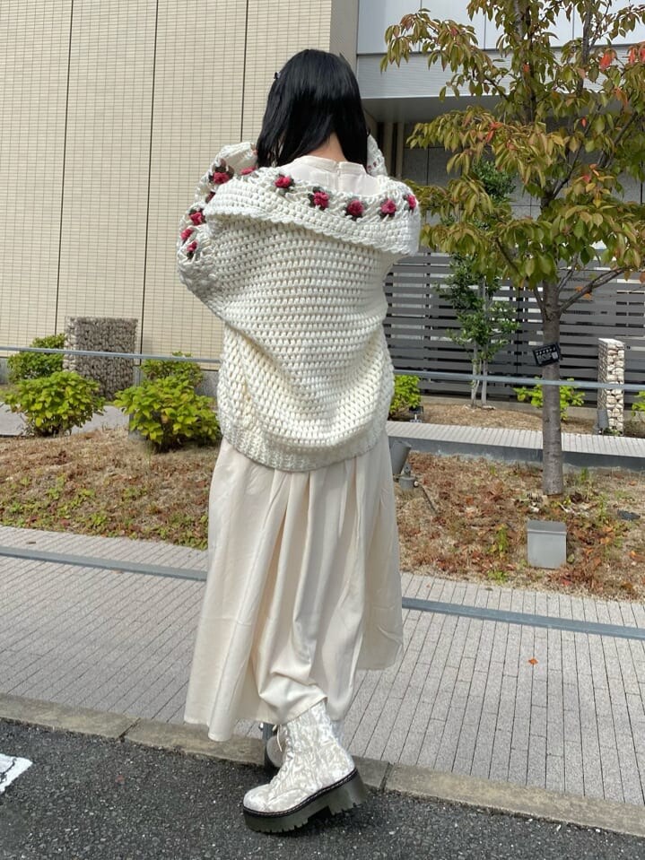 ホワイト系のワンピース、ホワイト系のカーディガン/ボレロ、ホワイト系のブーツを着用したレディースの秋コーディネートの3枚目の写真