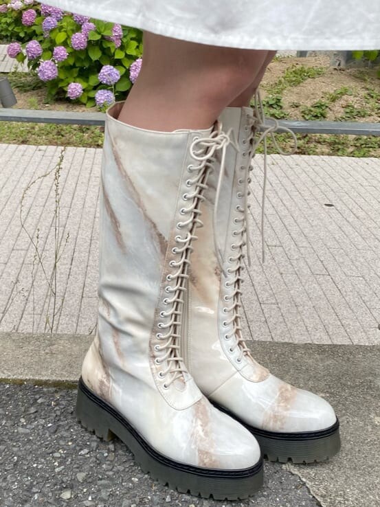 ホワイト系のドレスシューズ、ホワイト系のワンピース、ホワイト系のハットを着用したレディースの夏コーディネートの5枚目の写真