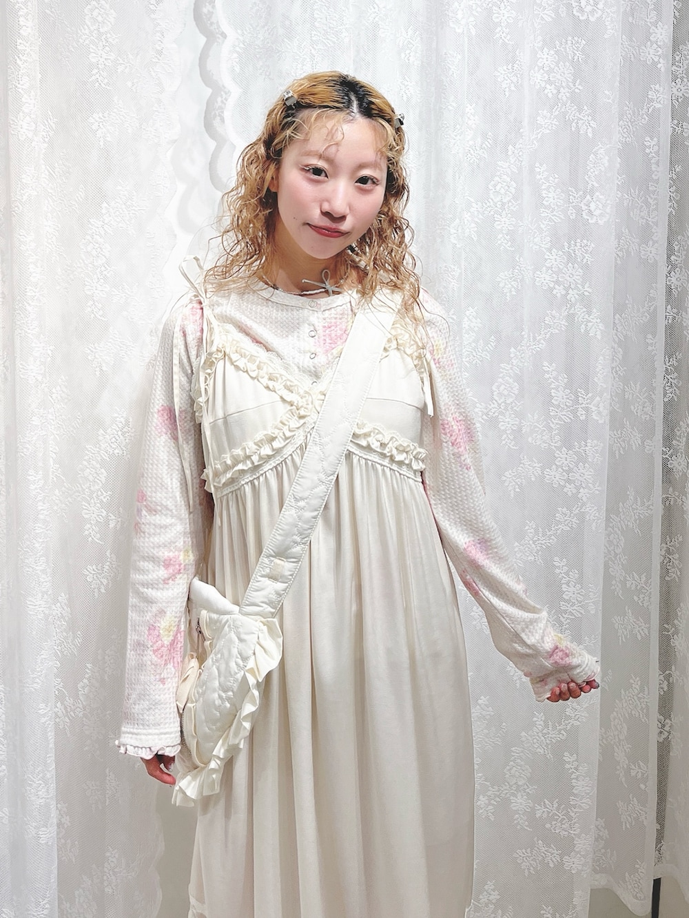 ピンク系のTシャツ/カットソー、ホワイト系のワンピース、ホワイト系のショルダーバッグを着用したレディースの夏コーディネートの4枚目の写真