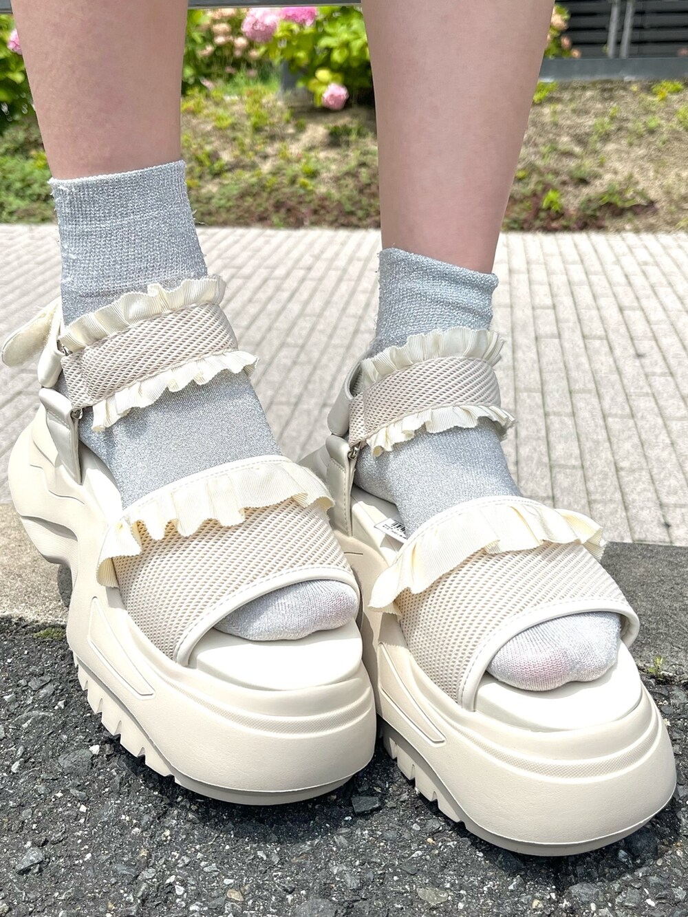 ホワイト系のショルダーバッグ、ピンク系のTシャツ/カットソー、ホワイト系のその他パンツを着用したレディースの夏コーディネートの6枚目の写真